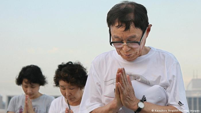 eople pray during the 61st anniversary of the world's first nuclear attack, at the Peace Memorial Park, in Hiroshima, early 06 August 2006. (Photo credit should read KAZUHIRO NOGI/AFP/Getty Images) 