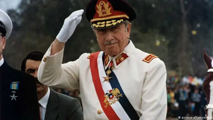 Der chilenische Diktator General Augusto Pinochet winkt am 23.08.1987 während einer Fahrt in einem offenen Wagen durch Santiago de Chile der Bevölkerung zu. +++(c) dpa - Report+++