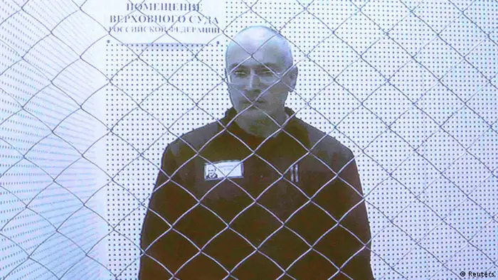 Jailed oil tycoon Mikhail Khodorkovsky is seen on a screen during an appeal for a reduced sentence at Russia's Supreme Court in Moscow August 6, 2013. Khodorkovsky, a staunch critic of President Vladimir Putin and once Russia's richest man, was arrested in 2003 and given a 13 year jail sentence on charges of multi-million dollar tax evasion and money laundering. REUTERS/Maxim Shemetov (RUSSIA - Tags: POLITICS CRIME LAW)