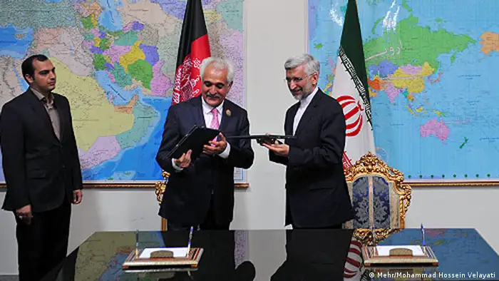Rangin Dadfar Spanta und Syed Jalali unterzeichnen ein Sicherheitsabskommen zwischen Afghanistan und Iran.