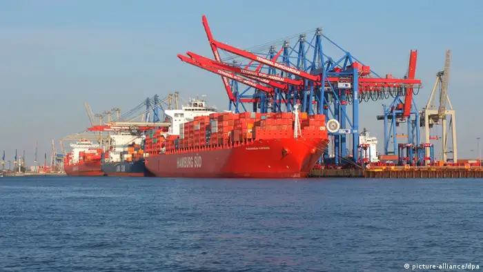 Containerschiffe werden am 28.04.2013 an einem Containerterminal im Hafen von Hamburg be- und entladen. Foto: Marcus Brandt/dpa