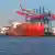 Die Exporte boomen: Containerschiffe im Hafen von Hamburg (foto: dpa)
