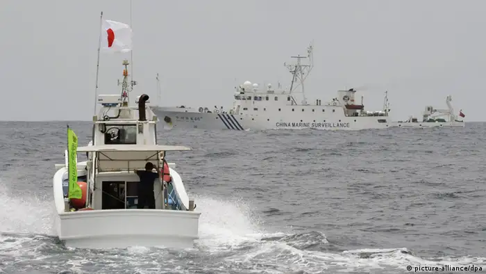 ©Kyodo/MAXPPP - 27/05/2013 ; ISHIGAKI, Japan - The Chinese maritime surveillance vessel Haijian 46 (back) prevents a Japanese fishing boat (front) from sailing ahead on May 26, 2013, in Japanese territorial waters near the Senkaku Islands in the East China Sea. Three Chinese maritime surveillance vessels sailed the same day into Japanese territorial waters near the Senkaku Islands, which are controlled by Japan but claimed by China and Taiwan. (Kyodo)