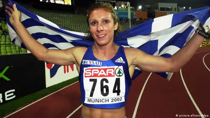 ARCHIV - Die Griechin Ekaterini Thanou läuft ihre Ehrenrunde nach ihrem Sieg im 100-m-Rennen bei der Leichtathletik-EM in München (Archivbild vom 07.08.2002). Thanou darf bei den Olympischen Spielen in Peking nicht starten. Diese Entscheidung des Exekutivkomitees des Internationale Olympischen Komitees (IOC) gab IOC-Sprecherin Giselle Davies am Sonntag in der chinesischen Hauptstadt bekannt. Ekaterina Thanou war bereits 2004 in Athen wegen eines verpassten Doping-Tests von den Sommerspielen in ihrem Heimatland ausgeschlossen und für zwei Jahre gesperrt worden. Foto: +++(c) dpa - Bildfunk+++
