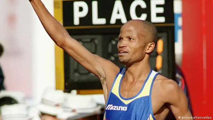 Der Südafrikaner Gert Thys signalisiert mit weißen Handschuhen dem Publikum: Ich bin die Nummer eins. Er gewinnt am 14.2.1999 den internationalen Marathonlauf von Tokio nach 2:06:33 h. Es ist die zweitschnellste Zeit, die je bei einem Marathonlauf gestoppt wurde. Gert Thys verpaßt die Weltbestmarke lediglich um 28 Sekunden.