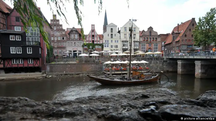 REPORT Zwei historische Boote, darunter ein sogenannter Salzewer (vorn), liegen am 22.06.2012 in Lüneburgs alten Hafenviertel dem Stintmarkt. Foto: Philipp Schulze dpa/lni