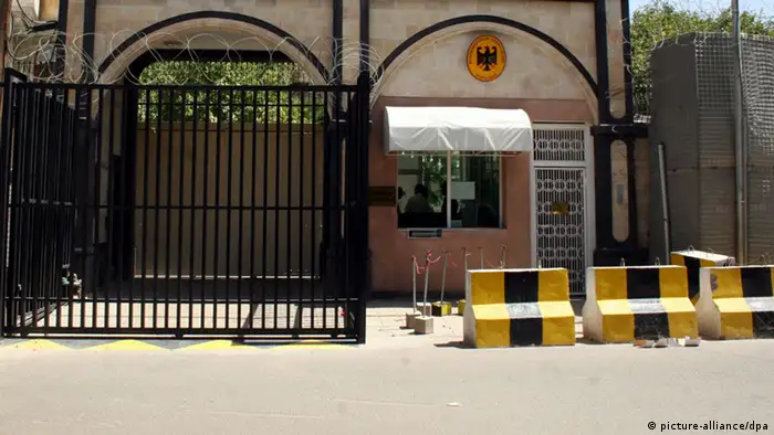 (FILE) A file picture dated on 04 October 2009, shows the main gate of the German Embassy in Sana'a, Yemen. EPA/YAHYA ARHAB (zu: Westliche Botschaften in Nahost schließen wegen Terrorgefahr vom 03.08.2013) +++(c) dpa - Bildfunk+++