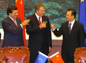 欧盟委员会主席巴罗佐、欧盟轮值主席布莱尔与中国总理温家宝举杯祝贺欧中关系取得新发展