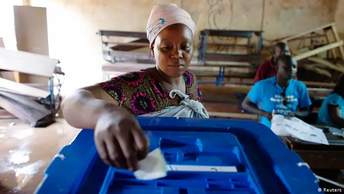 A woman votes during the second round of presidential elections in Mali, August 2013 (Photo: Joe Penney)