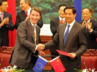 欧盟贸易专员曼德尔森和中国贸易部长薄希来达成妥协后握手