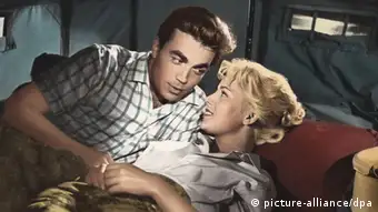 Claus Biederstaedt und Susanne Cramer in dem Film Kleines Zelt und grosse Liebe (1956)