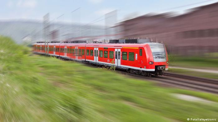 Eine Regionalbahn rauscht durchs Bild