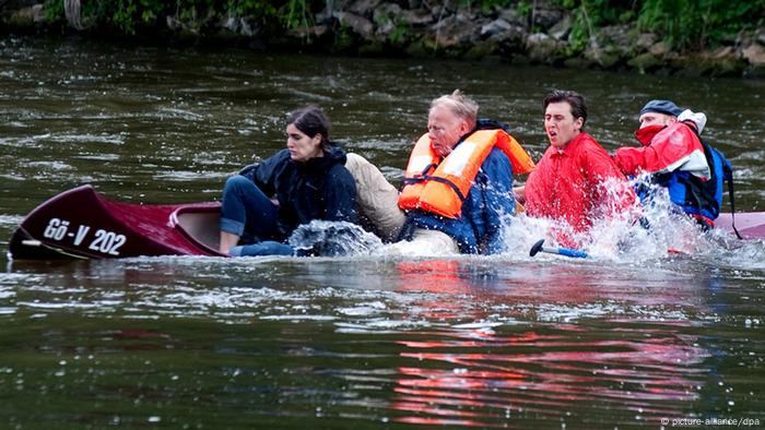 Jürgen Trittin und Parteikollegen kentern mit Kanu auf Fluss (Foto: Swen Pförtner/dpa)