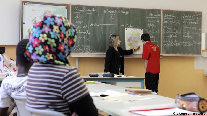 ARCHIV - Schüler mit Migrantionshintergrund nehmen in einer Leipziger Schule am Deutschunterricht teil (Archivfoto vom 13.10.2008). dpa