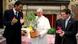 Francisco recibe un regalo de Messi (derecha en la imagen) y del portero italiano Gianluigi Buffon durante una audiencia privada en el Vaticano (13.08.2013)