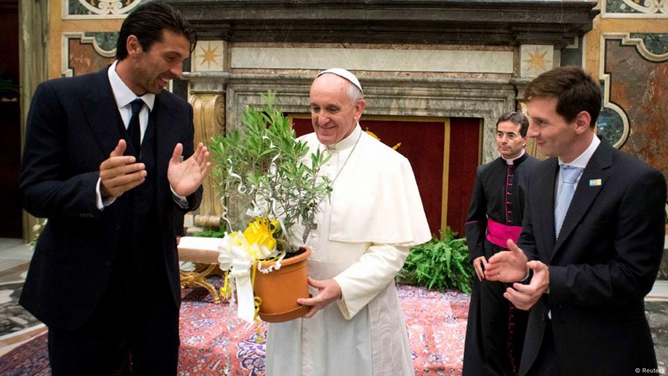 Francisco recibe un regalo de Messi (derecha en la imagen) y del portero italiano Gianluigi Buffon durante una audiencia privada en el Vaticano (13.08.2013) Francisco recibe un regalo de Messi (derecha en la imagen) y del portero italiano Gianluigi Buffon durante una audiencia privada en el Vaticano (13.08.2013)