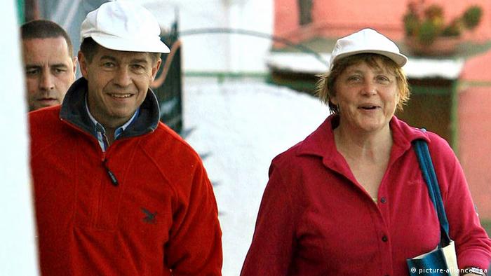 Angela Merkel und Ehemann mit Kappen. (Foto: dpa)
