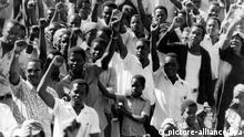 Vor dem Unabhängigkeitstag fanden, wie hier in Lourenco Marques, zahlreiche Kundgebungen statt. Soldaten der Befreiungsbewegung Frelimo (Frente de Libertacao de Mocambique) hissten um Mitternacht zum 25. Juni 1975 in der Hauptstadt Lourenco Marques (später: Maputo) die neue Landesflagge. Nach rund 500 Jahren portugiesischer Herrschaft erlangte der südostafrikanische Staat die Unabhängigkeit, Frelimo-Führer S. Machel wurde der erste Präsident.