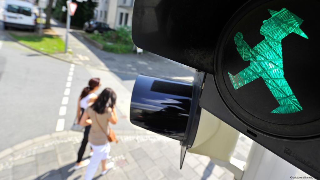 East German Crosswalk Man Outshines Western Cousin Germany News And In Depth Reporting From Berlin And Beyond Dw 14 08 13