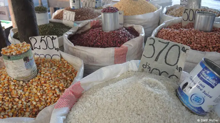 Reis, Mais und Bohnen werden auf dem Markt in Morondava in Madagaskar verkauft (Foto: Friederike Müller/DW)