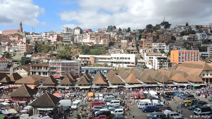 Blick auf den Stadtteil Analakely im Zentrum der madagassischen Hauptstadt Antananarivo (Foto: Friederike Müller/DW)