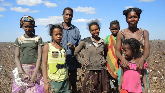 Eliane und ihre Verwandten auf dem Baumwollfeld im Süden Madagaskars (Foto: Friederike Müller/DW)