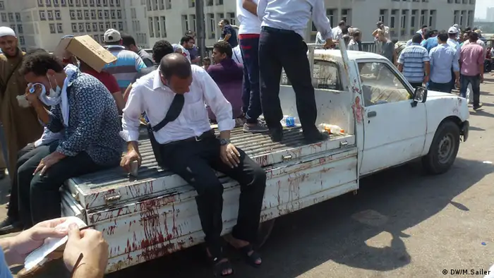 Auf dem Bild: Erschoepfte Demonstranten auf einem blutverschmierten Krankentransporter; Kairo nahe Rabaa Al-Adawiya; 14.8.13 Foto: Matthias Sailer / DW