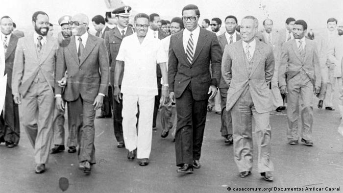 Encontro dos presidentes dos PALOP depois das independências - da esquerda à direita: Samora Machel (Moçambique), Aristides Pereira (Cabo Verde), Agostinho Neto (Angola), Manuel Pinto da Costa (São Tomé e Príncipe) e Luís Cabral (Guiné-Bissau)