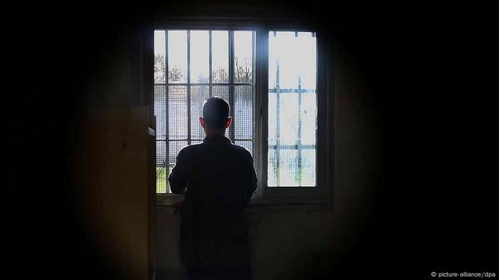 Ein Häftling steht in einer Zelle der Justizvollzugsanstalt (JVA) Köln-Ossendorf und blickt durch die Gitterstäbe nach draußen. (Copyright: Oliver Berg dpa/lnw)