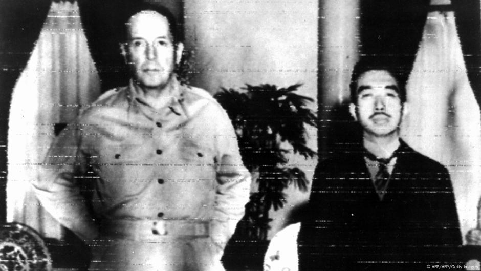 Američki general Daglas Mekartur i japanski car Hirohito - oktobra 1945. u Manili - nekoliko nedelja nakon kapitulacije Japana 2. septembra 1945.