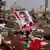 Plakat mit dem Bild Mursis in Trümmern eines Protestcamps (Foto: AP)