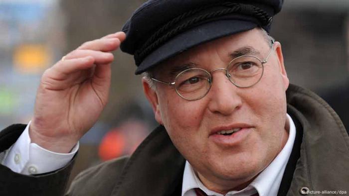 Gregor Gysi mit Schirmmütze (Foto: DPA)