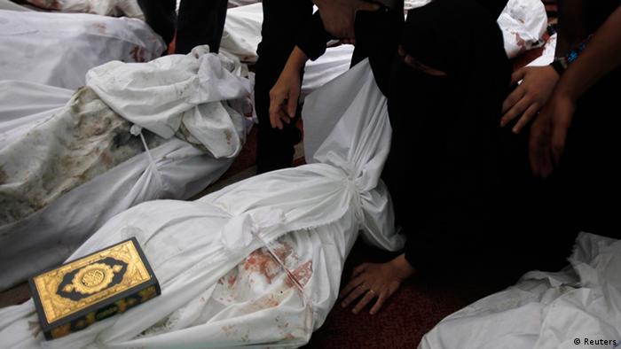 Schwarz gekleidete Frauen neben Leichensäcken in Kairo, 15.08. 2013. (Foto:REUTERS/Amr Abdallah Dalsh)