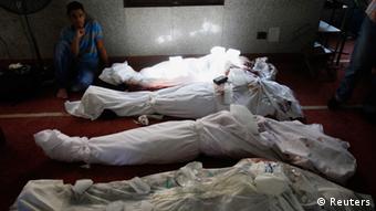 Mehrere zugedeckte Leichen liegen in einer Kairoer Moschee. (Foto: REUTERS/Amr Abdallah)