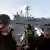 US sailors leave to scale the side of the Mubarak EPA/KHALED EL-FIQI +++(c) dpa - Report+++
