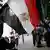 Ein Junge schwingt am 14.08.2013 bei einer Demonstration vor dem Auswärtigen Amt in Berlin eine Ägyptische Flagge. Die Demonstrierenden fordern einen Eingriff der Bundesregierung in die blutigen Auseinandersetzungen in Kairo (Ägypten). Foto: Matthias Balk/dpa