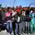 Eine Gruppe von Minenarbeitern singen während der Gedenkveranstaltung Slogans (Foto: REUTERS)