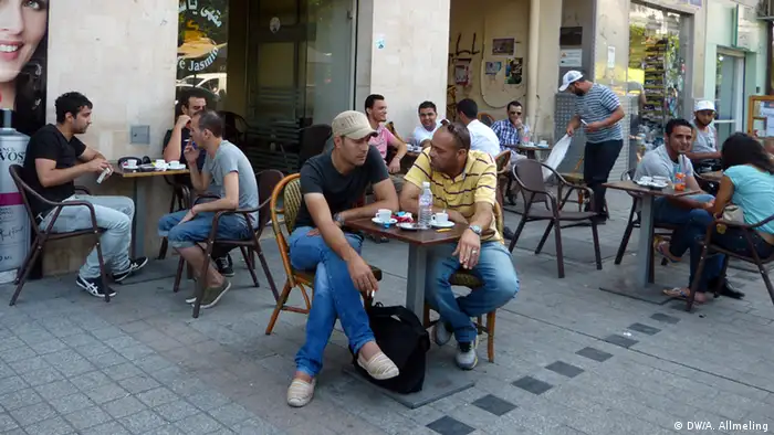Tunesier im Straßencafé Jasmin in Tunis

(Foto: Anne Allmeling/DW)