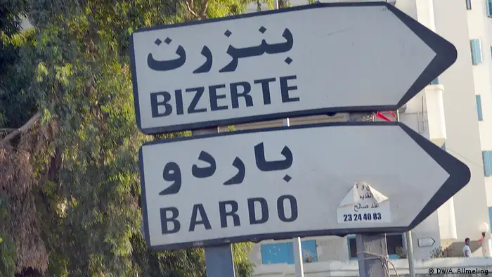 Ein Schild auf der Straße des 20. März in Tunis zeigt in Richtung Bardo-Platz
(Foto: Anne Allmeling/DW)