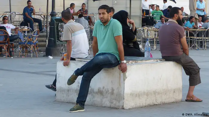 Tunesier auf einem Platz vor der Medina von Tunis
(Foto: Anne Allmeling/DW)