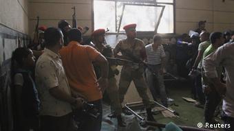 Sicherheitskräfte räumen die Kairoer al-Fath-Moschee in Kairo (Foto: REUTERS/Muhammad Hamed)