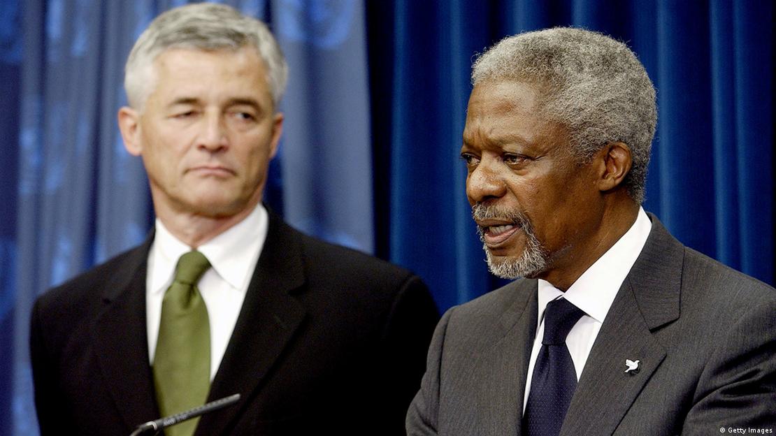 Sergio Vieira de Mello ao lado de Kofi Annan, que fala em um microfone