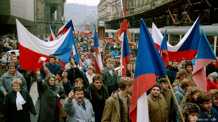 Cehii AniverseazÄƒ RevoluÅ£ia De Catifea Prin Proteste Europa Dw 16 11 2019