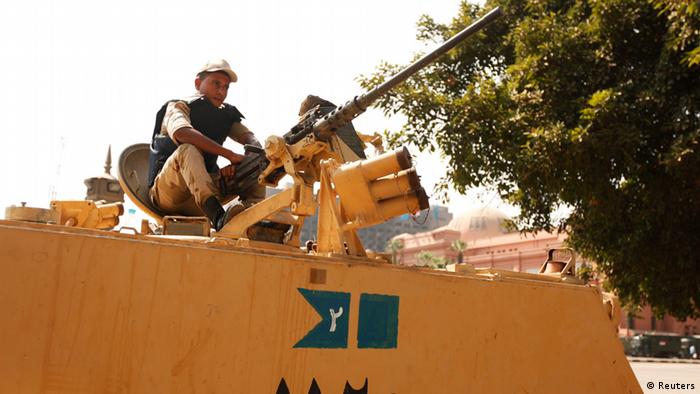 Soldat auf Panzer in Kairo (Foto: Reuters)