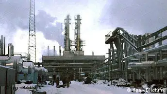 Eine der riesigen Gaskondensat-Anlagen in Nowy Urengoj/ Westsibirien (Foto vom 29.10.2004). Erst vor 30 Jahren wurde die Metropole in der Tundra gegründet. Auf einer Fläche von über 250 Kilometer Länge und bis zu 60 Kilometer Breite erstreckt sich hier die weltgrößte Erdgas-Lagerstätte. Der russische Gas-Monopolist Urengojgasprom fördert bis zu 260 Milliarden Kubikmeter Erdgas und mehr als 5 000 Tonnen Kondensat jährlich. Russland verfügt über ein Viertel der weltweiten Gasreserven, allein Deutschland bezieht 38 Prozent seines Erdgases aus dem flächengrößten Land der Erde. Foto: Dorothea Hülsmeier dpa (zu dpa Reportage:Jenseits der Erde - der Männermythos vom Erdgas in Sibirien vom 22.11.2004)