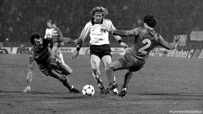 Der ballführende deutsche Mittelfeldspieler Bernd Schuster (M) wird von zwei belgischen Gegenspielern angegriffen. Die deutsche Fußballnationalmannschaft gewinnt am 29.02.1984 im Brüsseler Heysel-Stadion das Länderspiel gegen Belgien mit 1:0.