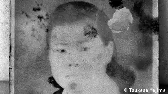 Das Bild zeigt die Südkoreanerin Lee Ok-Seong, die als eine von rund 200.000 Trostfrauen während des zweiten Weltkrieges in japanischen Militärbordellen als Sexsklavin gehalten wurde. Die Fotos stammen von dem Fotografen Tsukasa Yajima, bei ihm liegt auch das Copyright. Er ist einverstanden, dass wir die Fotos im Rahmen der Berichterstattung über Frau Lee benutzen.