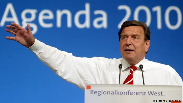 Bundeskanzler Gerhard Schröder gestikuliert als er die Agenda 2010 erläutert, Foto: Bernd Thissen dpa