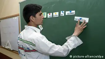 Ein afghanischer Schüler an der Tafel beim Deutschkurs in der Amani Oberrealschule in Kabul, aufgenommen am 16.05.2009. Die überwiegend von Jungen besuchte Schule wird durch Gelder und Sachspenden der Bundesregierung unterstützt und finanziert. Auch das Lehrpersonal für Deutschkurse kommt unter anderem aus Deutschland. Foto: Mika Schmidt +++(c) dpa - Report+++