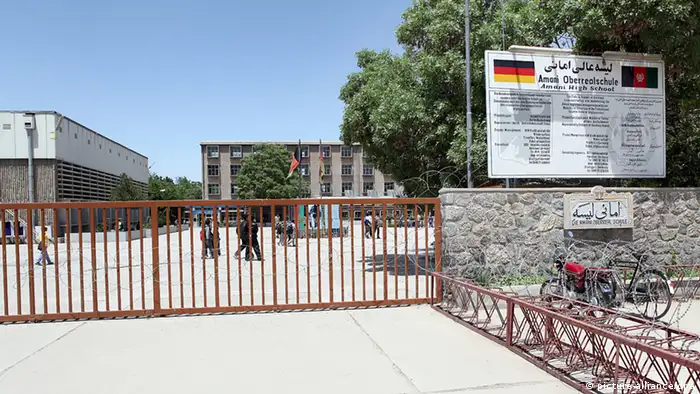 Die Amani Oberrealschule in Kabul mit der afghanischen und der deutschen Staatsflagge, sowie einem Schild in arabischer und deutscher Sprache. Aufnahme vom 16.05.2009. Die überwiegend von Jungen besuchte Schule wird durch Gelder und Sachspenden der Bundesregierung unterstützt und finanziert. Auch das Lehrpersonal für Deutschkurse kommt unter anderem aus Deutschland. Foto: Mika Schmidt +++(c) dpa - Report+++